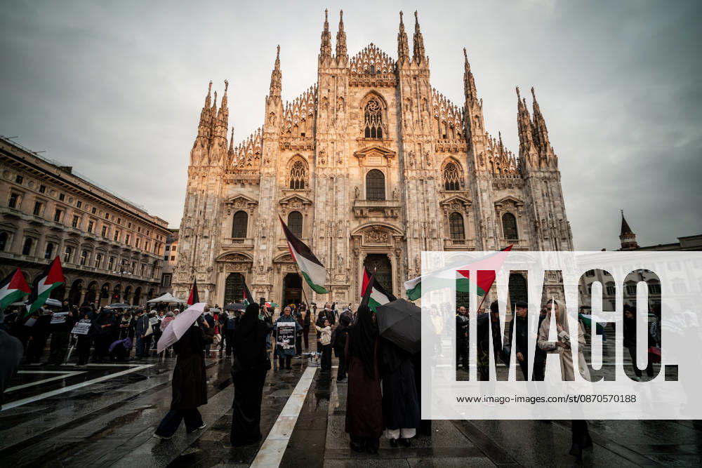Pro-Palestinian associations protest with a flashmob to demand the release of Palestinian prisoners in Italian and Israeli jails in Piazza Duomo, Milan, on October 23, 2026. Milan Italy - ZUMAa289 20261023_zia_a289_491
