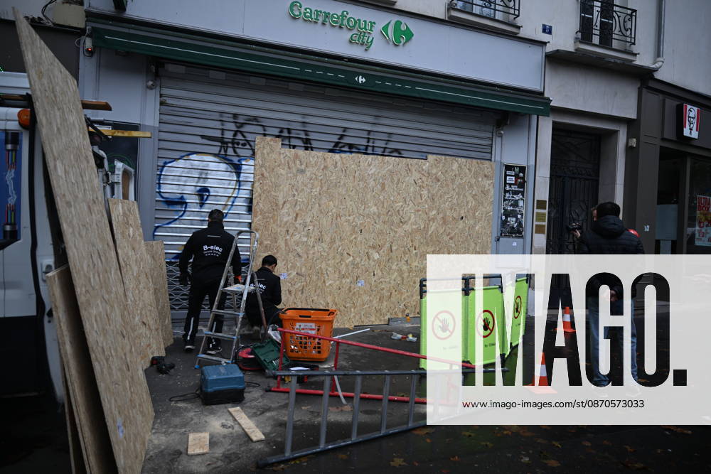 Paris shops board up storefronts with wooden panels ahead of planned protests PARIS, FRANCE - OCTOBER 24: Commercial establishments and luxury retail boutiques in central Paris are seen securing their storefronts with wooden protective panels on Saturday, October 24, 2026. Shop owners took precautionary measures and temporarily closed their businesses ahead of the demonstrations planned across the country. Mouneb Taim Anadolu Paris France. Editorial use only. Please get in touch for any other usage.