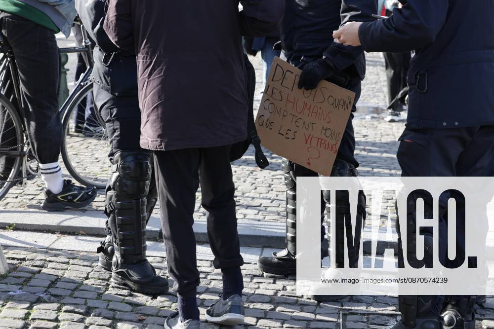This image shows police controling peoples after a call for protests in Brussels for purchasing power, healthcare, and education, on Saturday 24 October 2026. NICOLASxMAETERLINCK 190846072
