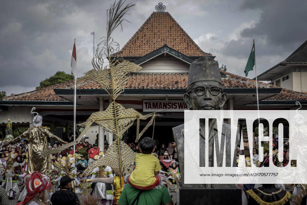 Yogyakarta, Special Region Of Yogyakarta, Indonesia: Yogyakarta, Indonesia, October 24, 2026.Participants wear traditional costumes during a cultural parade held to mark the 270th anniversary of the Special Region of Yogyakarta on Taman Siswa Street in Yogyakarta. The cultural parade showcased the regions diversity in art, culture, and identity through a carnival that involved local government officials and all the villages in Wirogunan. Yogyakarta Indonesia - ZUMAf198 20261024_zip_f198_010