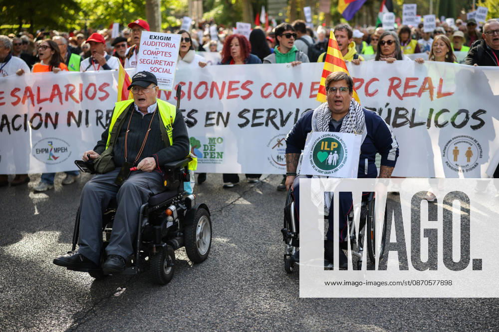 Protest for Public Pensions and Housing: Several people during a protest in defense of the public pension system and access to housing, on October 24, 2026, in Madrid, Spain. The National Coordinating Committee for the Defense of the Public Pension System (COESPE), labor unions, and other pensioner organizations such as Asjubi40 have called for this nationwide mobilization under the slogan For a Public Pension System for the Elderly and the Young OCTOBER 24, 2026 Alejandro Martínez Vé Madrid, Madrid, Spain