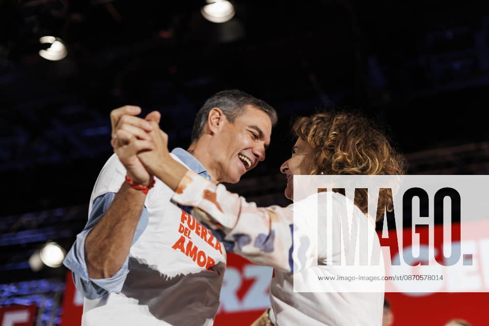Sánchez heads his second pre-campaign event in Andalusia, this time in Granada. Photo of PSOE Secretary-General and Prime Minister Pedro Sánchez and PSOE Deputy Secretary-General and Secretary-General of the PSOE in Andalusia, María Jesús Montero, at a pre-campaign event at the Granada Convention and Exhibition Center. October 24 in Granada, Andalusia, Spain The event was also attended by the Secretary-General of the PSOE in Granada and the party’s Senate candidate for that province, Pedro Fernández October 24, 2026 Álex Cá Granada Granada Spain