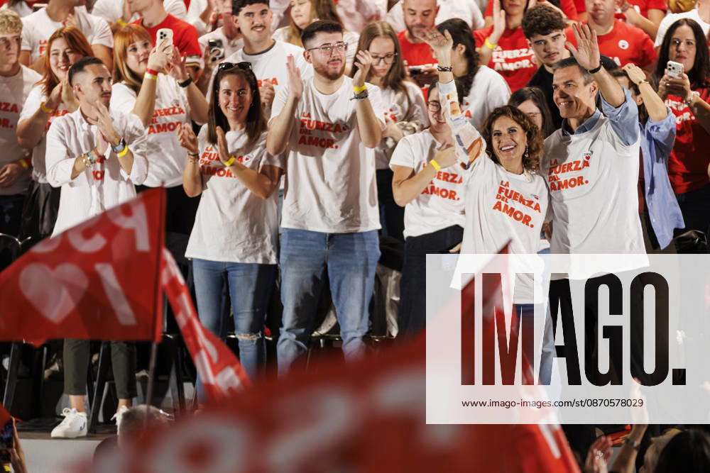Sánchez heads his second pre-campaign event in Andalusia, this time in Granada. Photo of PSOE Secretary-General and Prime Minister Pedro Sánchez and PSOE Deputy Secretary-General and Secretary-General of the PSOE in Andalusia, María Jesús Montero, at a pre-campaign event at the Granada Convention and Exhibition Center. October 24 in Granada, Andalusia, Spain The event was also attended by the Secretary-General of the PSOE in Granada and the party’s Senate candidate for that province, Pedro Fernández October 24, 2026 Álex Cá Granada Granada Spain