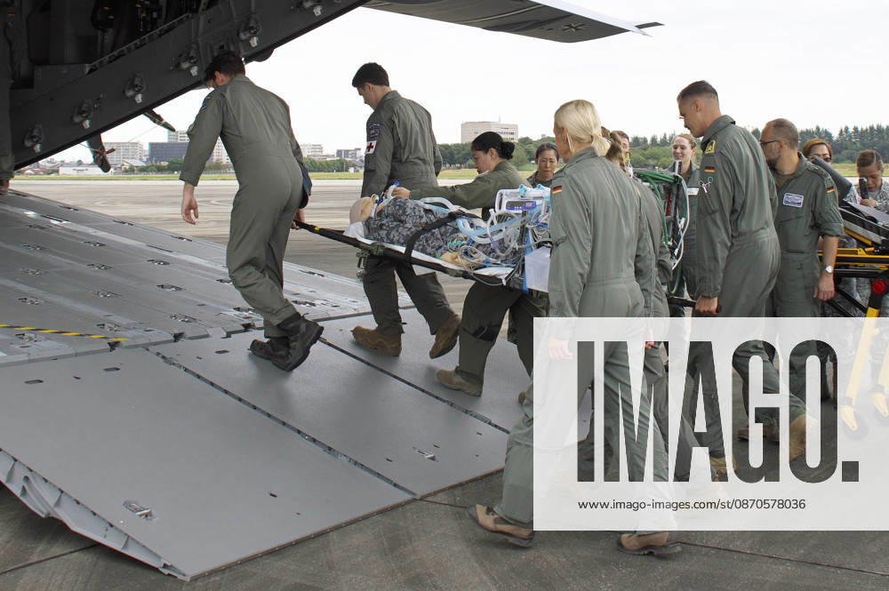 Soldiers from the Japan Self-Defense Forces and the German Bundeswehr are participating in a joint medical exercise aboard a German Air Force A400M Atlas transport aircraft at Iruma Air Base as part of the Japan-U.S. military exercise Keen Sword 27. Iruma, October 24, 2026 Foto:xK.xFuturexImagex sword_6008