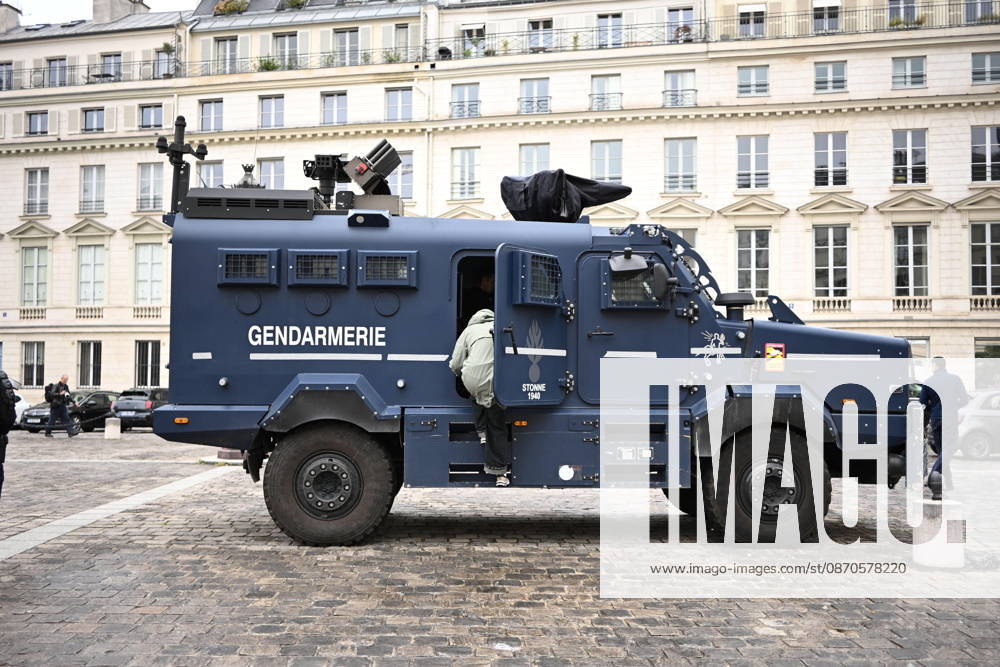 Law enforcement mobilized for the October 24, 2026, demonstration in Paris; 70,000 police officers will be deployed throughout the country. Pierre Perusseau, Bestimage. Law enforcement deployed for the demonstration on October 24, 2026, in Paris; 70,000 police officers will be deployed throughout the country; Paris, France