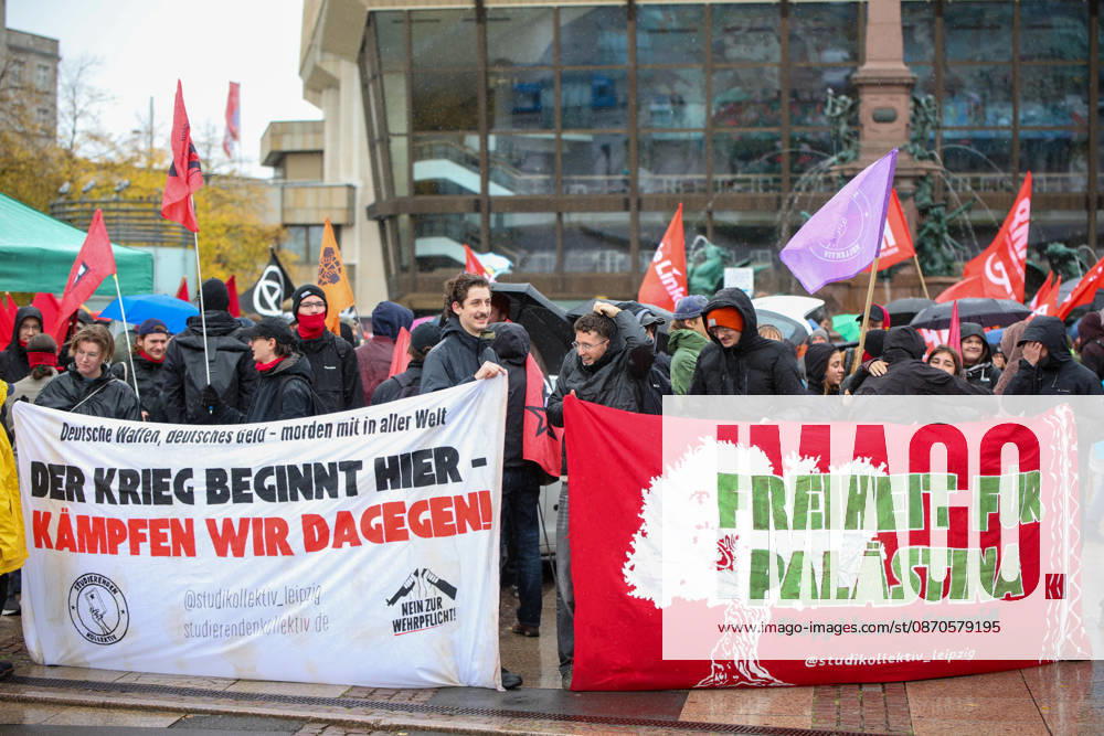 Leipzig Rund 500 Menschen demonstrieren gegen geplante Raketenfabrik einzelner Gegendemonstrant mit Europaflagge Am Samstagmittag versammelten sich auf dem Augustusplatz in Leipzig rund 500 Menschen zu einer Demonstration gegen eine geplante Raketenfabrik. Unter dem Motto Keine Raketenfabrik in Leipzig protestierten die Teilnehmer gegen das Vorhaben. Die Kundgebung begann gegen 13 Uhr und dauerte am frühen Nachmittag noch an. Nach aktuellen Informationen befanden sich rund 500 Teilnehmer vor Ort. Zudem zeigte ein einzelner Gegendemonstrant mit einer Europaflagge seine abweichende Haltung zu der Protestveranstaltung. Weitere Angaben zum Verlauf der Demonstration, zu möglichen polizeilichen Maßnahmen oder Verkehrsbehinderunge