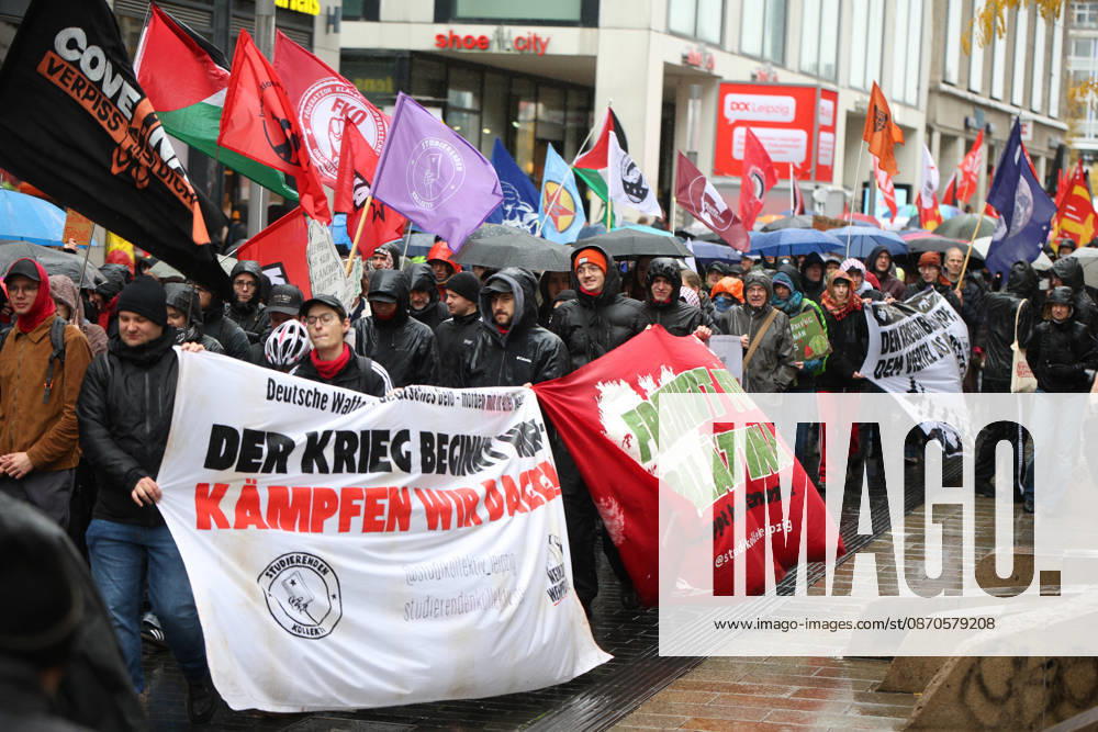 Leipzig Rund 500 Menschen demonstrieren gegen geplante Raketenfabrik einzelner Gegendemonstrant mit Europaflagge Am Samstagmittag versammelten sich auf dem Augustusplatz in Leipzig rund 500 Menschen zu einer Demonstration gegen eine geplante Raketenfabrik. Unter dem Motto Keine Raketenfabrik in Leipzig protestierten die Teilnehmer gegen das Vorhaben. Die Kundgebung begann gegen 13 Uhr und dauerte am frühen Nachmittag noch an. Nach aktuellen Informationen befanden sich rund 500 Teilnehmer vor Ort. Zudem zeigte ein einzelner Gegendemonstrant mit einer Europaflagge seine abweichende Haltung zu der Protestveranstaltung. Weitere Angaben zum Verlauf der Demonstration, zu möglichen polizeilichen Maßnahmen oder Verkehrsbehinderunge