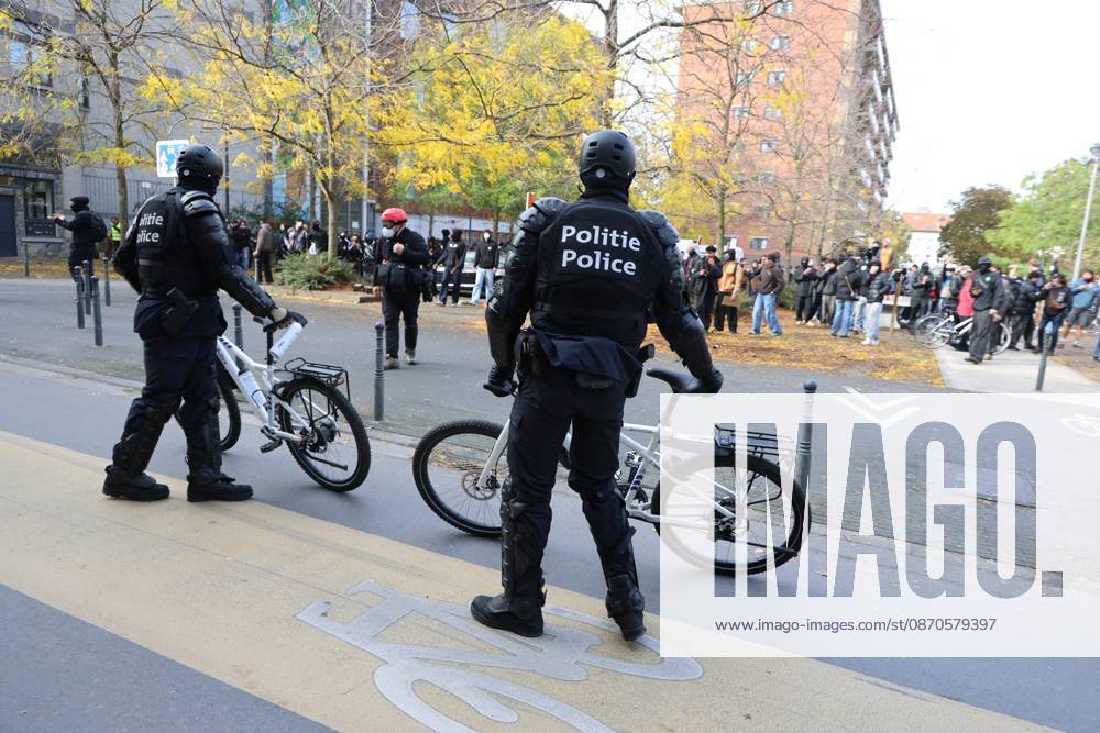 This image shows police controlling demonstrators after a call for protests in Brussels for purchasing power, healthcare, and education, on Saturday 24 October 2026. NICOLASxMAETERLINCK 190860864
