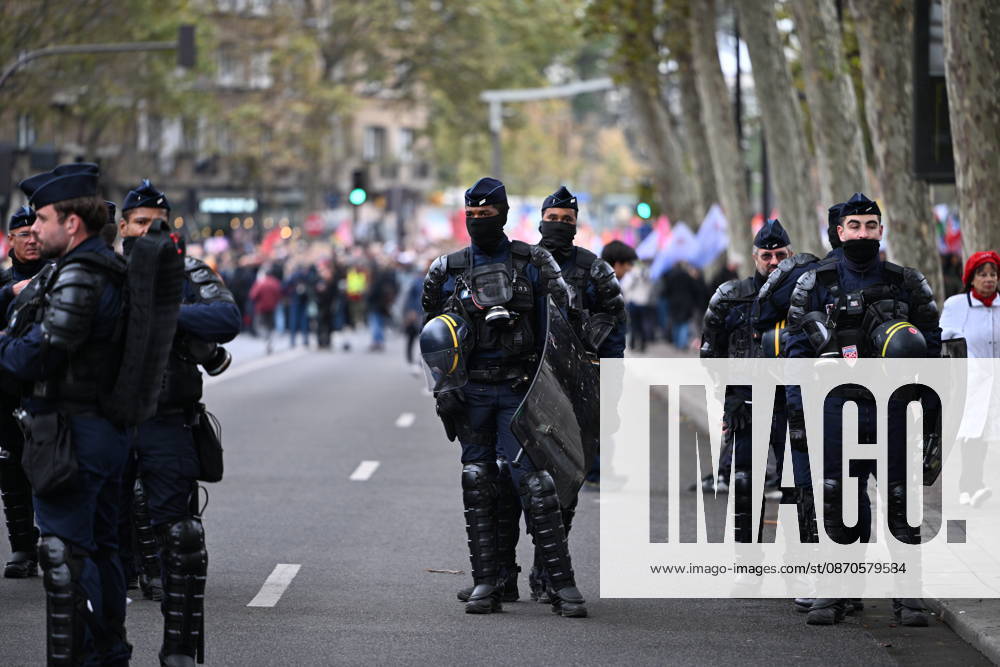 Demonstrators gather near Porte d Italie amid ongoing protests in Paris PARIS, FRANCE - OCTOBER 24: Demonstrators gather near Porte d Italie in southern Paris, chanting slogans ahead of planned marches, while security forces closely monitor the area in Paris, France, on October 24, 2026. Mouneb Taim Anadolu Paris France. Editorial use only. Please get in touch for any other usage.