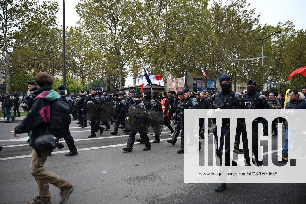 Demonstrators gather near Porte d Italie amid ongoing protests in Paris PARIS, FRANCE - OCTOBER 24: Demonstrators gather near Porte d Italie in southern Paris, chanting slogans ahead of planned marches, while security forces closely monitor the area in Paris, France, on October 24, 2026. Mouneb Taim Anadolu Paris France. Editorial use only. Please get in touch for any other usage.