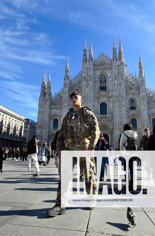 IPA90110601 - Milan, October 24, 2026: Paratroopers from the Folgore Brigade in Piazza Duomo