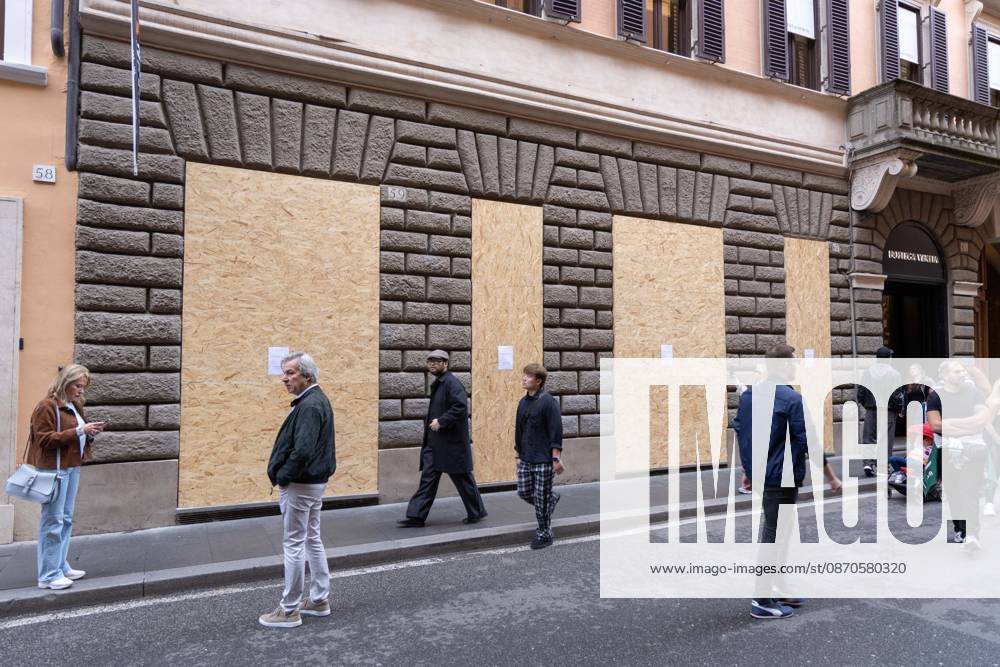 Storefronts Closed on Via Condotti Due to Risk of Vandalism - Rome Storefronts are closed on Via Condotti in Rome, Italy on October 24, 2026 , due to the risk of looting and vandalism amid heightened tensions. Police presence is observed near high-end retail establishments including Palazzo Fendi. Photo by Matteo Nardone IPA ABACAPRESS.COM Rome Italia Roma Italy