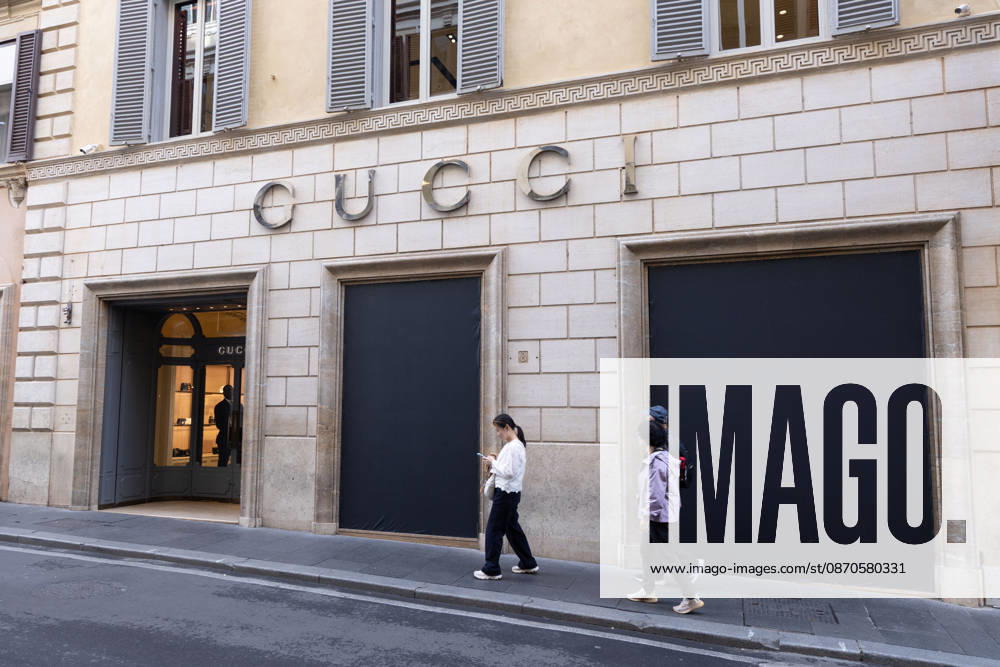 Storefronts Closed on Via Condotti Due to Risk of Vandalism - Rome Storefronts are closed on Via Condotti in Rome, Italy on October 24, 2026 , due to the risk of looting and vandalism amid heightened tensions. Police presence is observed near high-end retail establishments including Palazzo Fendi. Photo by Matteo Nardone IPA ABACAPRESS.COM Rome Italia Roma Italy