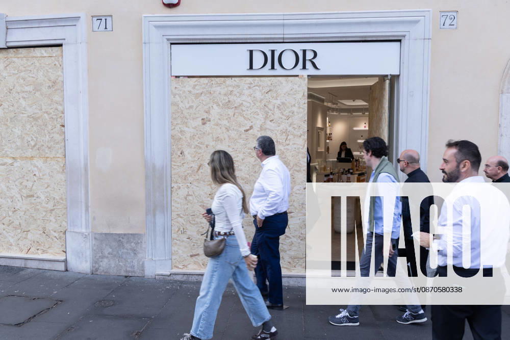 Storefronts Closed on Piazza di Spagna Due to Risk of Vandalism - Rome Storefronts are closed on Piazza di Spagna in Rome, Italy on October 24, 2026 , due to the risk of looting and vandalism amid heightened tensions. Police presence is observed near high-end retail establishments. Photo by Matteo Nardone IPA ABACAPRESS.COM Rome Italia Roma Italy