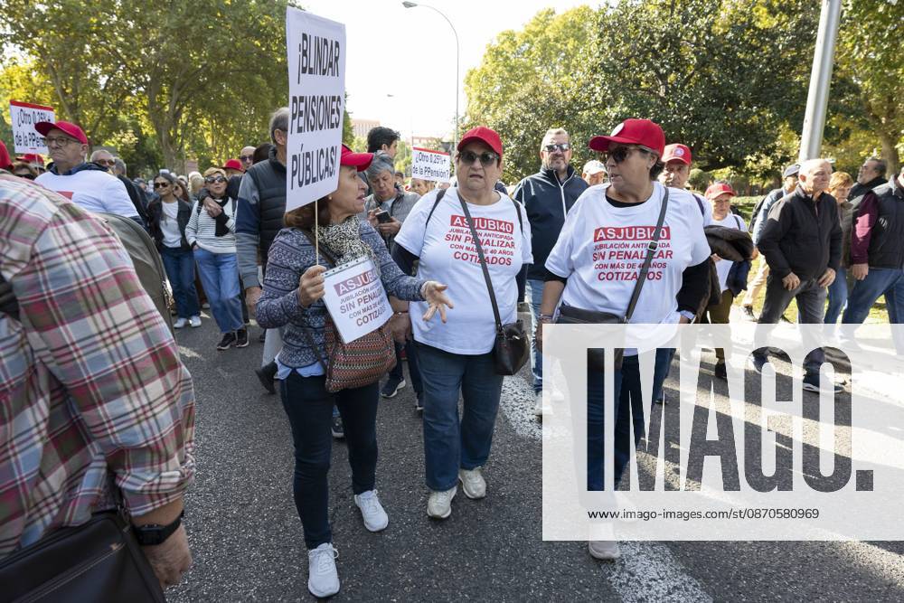 Several people carrying signs in favor of public pensions take part in a demonstration supporting the public pension system and access to housing in Madrid, Spain. Madrid Spain - ZUMAs197 20261024_aaa_s197_064