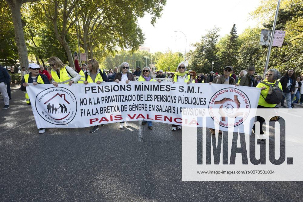 Several people carrying signs in favor of public pensions take part in a demonstration supporting the public pension system and access to housing in Madrid, Spain. Madrid Spain - ZUMAs197 20261024_aaa_s197_079