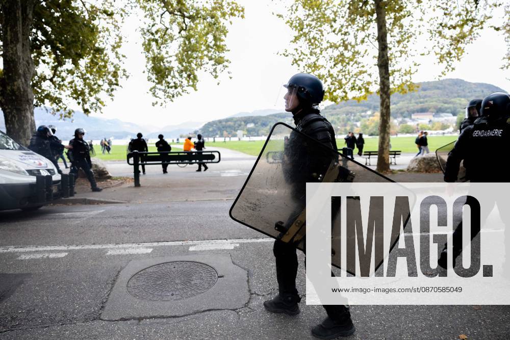 YELLOW VESTS ACT II ANNECY PHOTOPQR LE DAUPHINE Tom PHAM VAN SUU Annecy October 24, 2026 In Annecy, Haute-Savoie, October 24, 2026: A day of mobilization for the Yellow Vests in Annecy. In our photo on Avenue d’Albigny, protesters and law enforcement face off. Photo by Tom Pham Van Suu, Le Dauphiné Libéré, France, Oct. 24, 2026. Another day of protests this Saturday, and amid fears of renewed violence and looting, restrictions on freedom of movement and assembly have multiplied, drawing sharp criticism from civil liberties groups. Annecy, Haute-Savoie, Rhône-Alpes, France