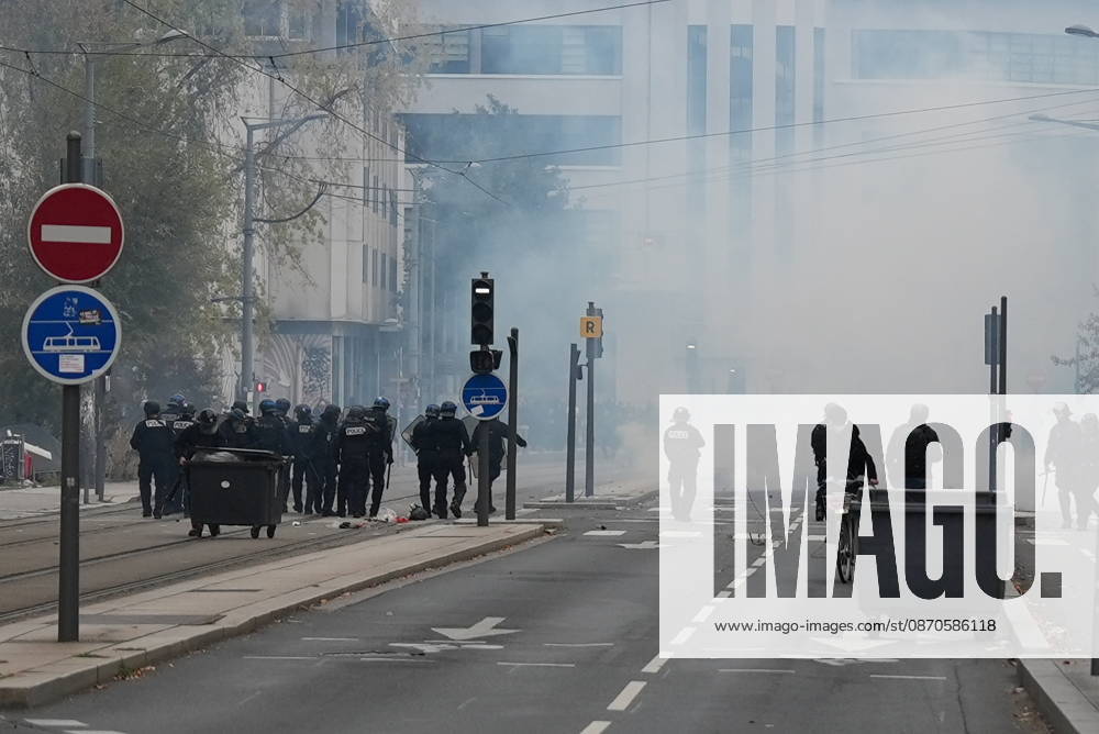 Police intervene in protesters during demonstrations in Lyon LYON, FRANCE - OCTOBER 24: French policemen take measures during a demonstration in favor of purchasing power, the protection of public services, and fiscal and social justice, in Lyon, France on October 24, 2026 as part of a nationwide call for mobilisation bringing together former members of the Yellow Vest movement, labor unions, high school and university students. Mathieu Prudhomme Anadolu Lyon France. Editorial use only. Please get in touch for any other usage.