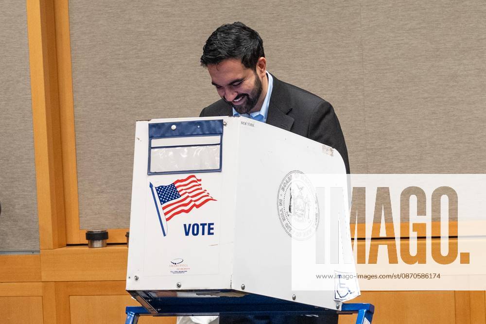 Mayor Zohran Mamdani is casting his vote on the first day of early voting in general election at polling station at Metropolitan Museum of Art in New York, NY on October 24, 2026. Bronx USA - ZUMAr339 20261024_znp_r339_014
