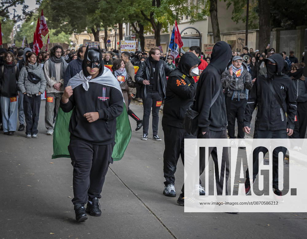 Lorraine, Metz: Once again, several hundred people are demonstrating in Metz, France, on Saturday—students, university students, labor unions, and Yellow Vests gathered at the Place de la République. From there, they marched through the city center to the Centre Pompidou Metz. Escorted by a heavy police presence, the demonstration proceeded peacefull Protest241026001
