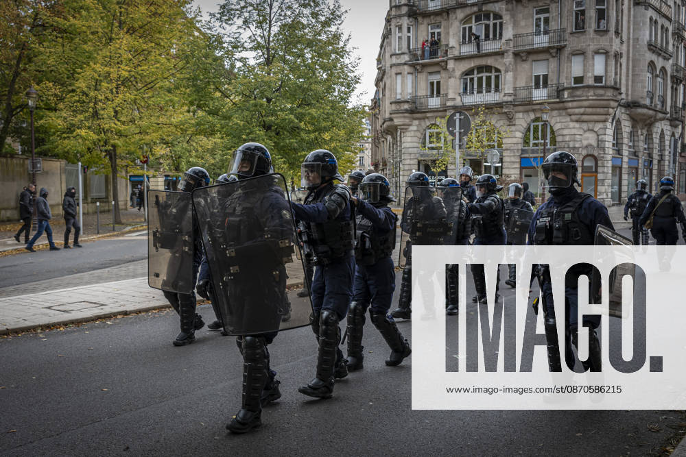 Lorraine, Metz: Once again, several hundred people are demonstrating in Metz, France, on Saturday—students, university students, labor unions, and Yellow Vests gathered at the Place de la République. From there, they marched through the city center to the Centre Pompidou Metz. Escorted by a heavy police presence, the demonstration proceeded peacefull Protest241026001