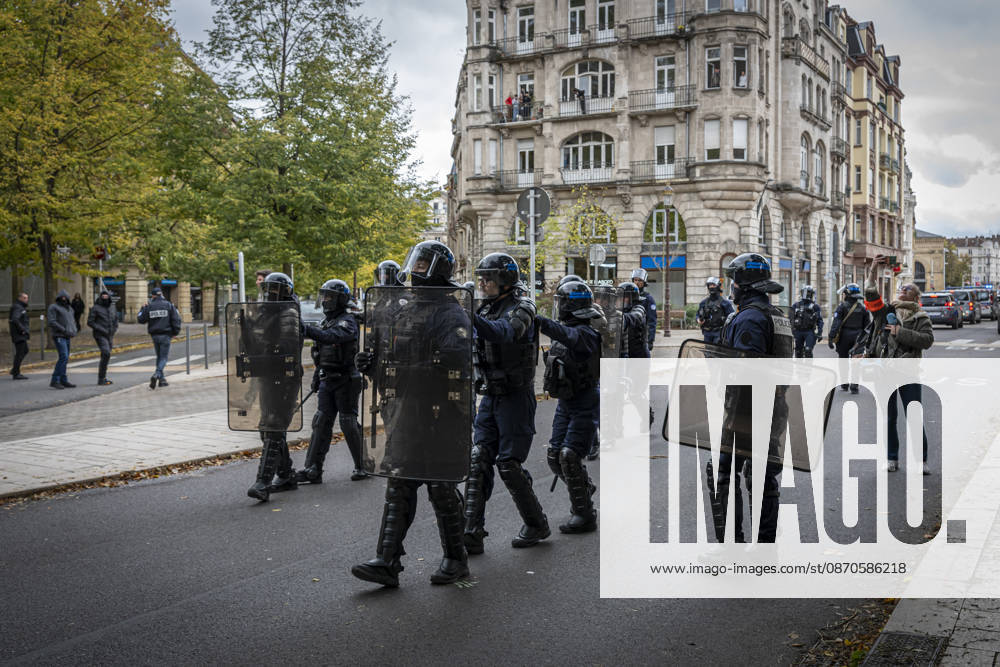 Lorraine, Metz: Once again, several hundred people are demonstrating in Metz, France, on Saturday—students, university students, labor unions, and Yellow Vests gathered at the Place de la République. From there, they marched through the city center to the Centre Pompidou Metz. Escorted by a heavy police presence, the demonstration proceeded peacefull Protest241026001