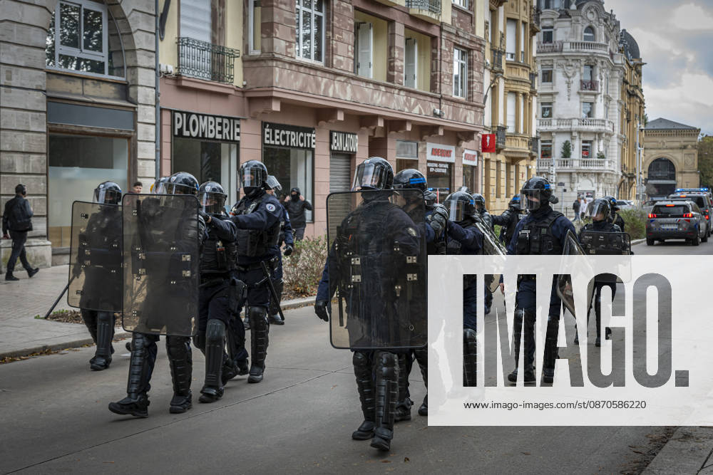 Lorraine, Metz: Once again, several hundred people are demonstrating in Metz, France, on Saturday—students, university students, labor unions, and Yellow Vests gathered at the Place de la République. From there, they marched through the city center to the Centre Pompidou Metz. Escorted by a heavy police presence, the demonstration proceeded peacefull Protest241026001