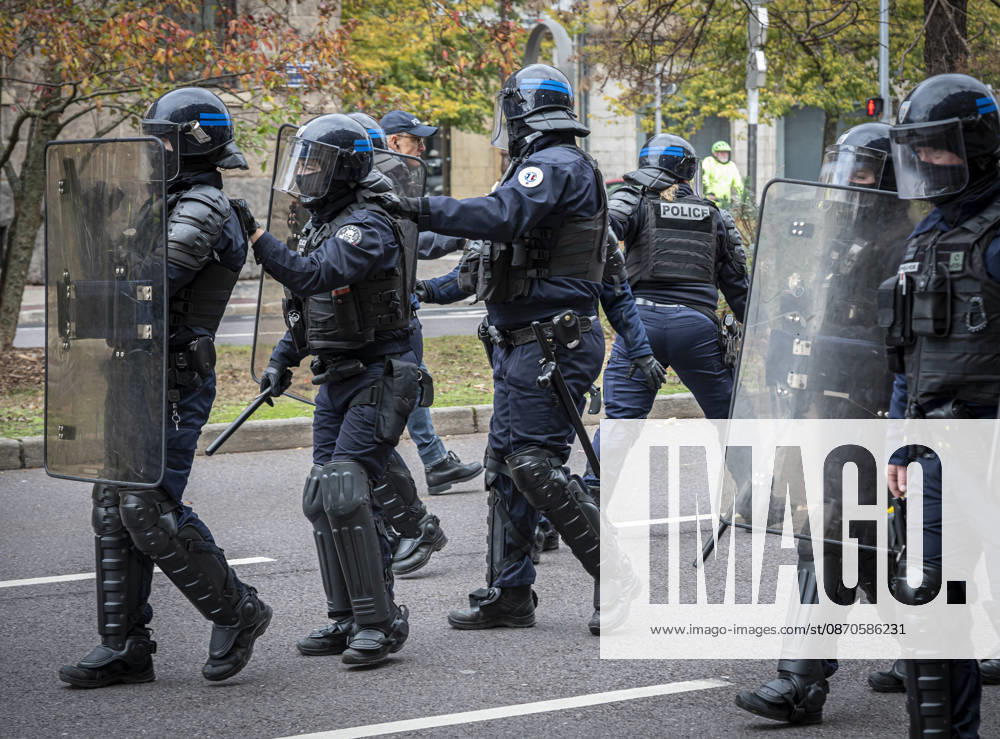 Lorraine, Metz: Once again, several hundred people are demonstrating in Metz, France, on Saturday—students, university students, labor unions, and Yellow Vests gathered at the Place de la République. From there, they marched through the city center to the Centre Pompidou Metz. Escorted by a heavy police presence, the demonstration proceeded peacefull Protest241026001