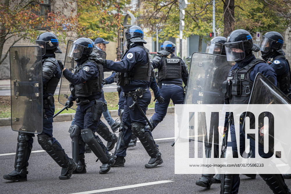 Lorraine, Metz: Once again, several hundred people are demonstrating in Metz, France, on Saturday—students, university students, labor unions, and Yellow Vests gathered at the Place de la République. From there, they marched through the city center to the Centre Pompidou Metz. Escorted by a heavy police presence, the demonstration proceeded peacefull Protest241026001