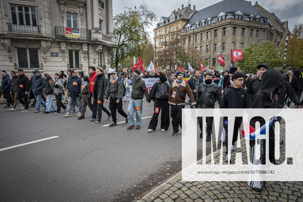 Lorraine, Metz: Once again, several hundred people are demonstrating in Metz, France, on Saturday—students, university students, labor unions, and Yellow Vests gathered at the Place de la République. From there, they marched through the city center to the Centre Pompidou Metz. Escorted by a heavy police presence, the demonstration proceeded peacefull Protest241026001