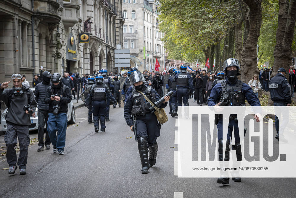 Lorraine, Metz: Once again, several hundred people are demonstrating in Metz, France, on Saturday—students, university students, labor unions, and Yellow Vests gathered at the Place de la République. From there, they marched through the city center to the Centre Pompidou Metz. Escorted by a heavy police presence, the demonstration proceeded peacefull Protest241026001