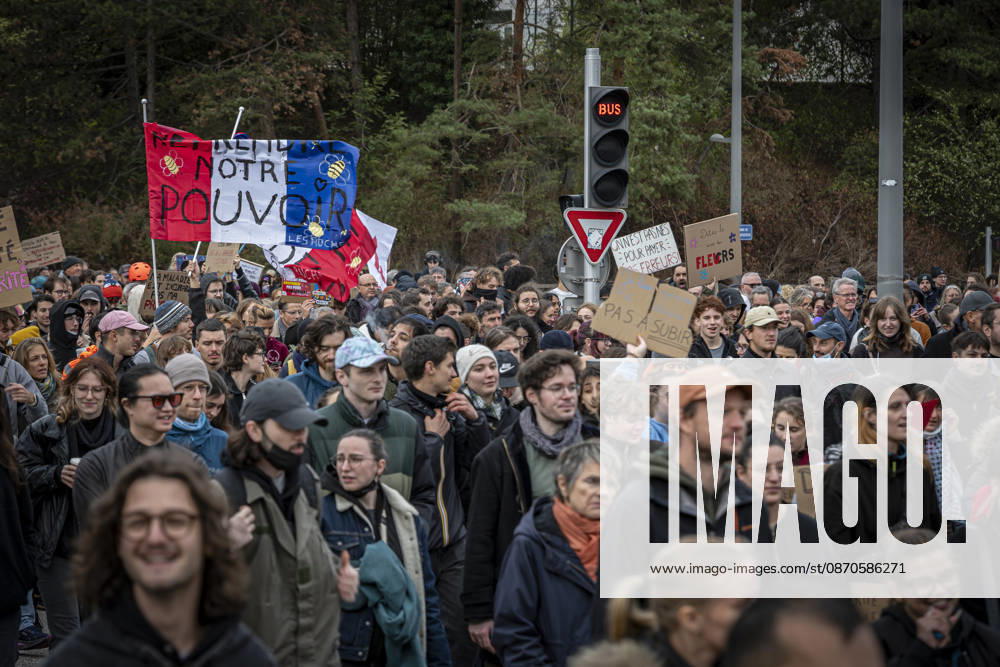 Lorraine, Metz: Once again, several hundred people are demonstrating in Metz, France, on Saturday—students, university students, labor unions, and Yellow Vests gathered at the Place de la République. From there, they marched through the city center to the Centre Pompidou Metz. Escorted by a heavy police presence, the demonstration proceeded peacefull Protest241026001