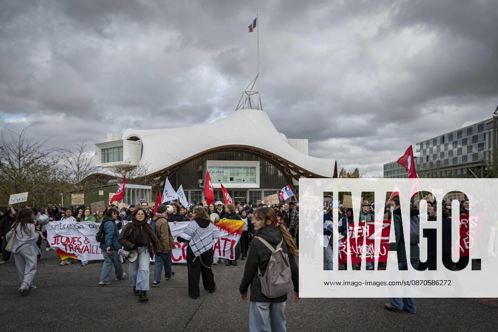 Lorraine, Metz: Once again, several hundred people are demonstrating in Metz, France, on Saturday—students, university students, labor unions, and Yellow Vests gathered at the Place de la République. From there, they marched through the city center to the Centre Pompidou Metz. Escorted by a heavy police presence, the demonstration proceeded peacefull Protest241026001
