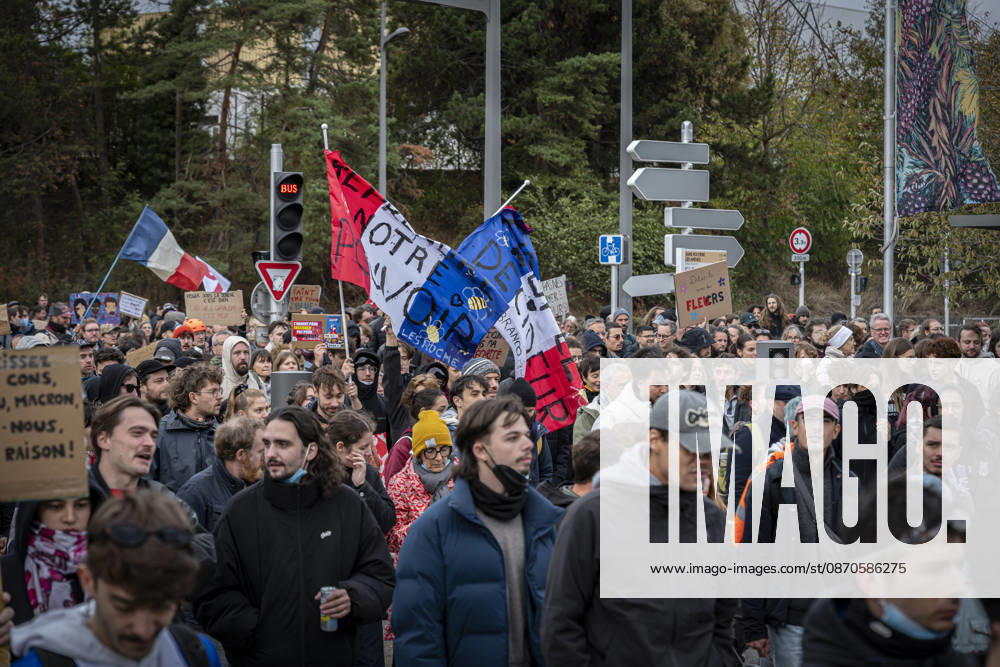 Lorraine, Metz: Once again, several hundred people are demonstrating in Metz, France, on Saturday—students, university students, labor unions, and Yellow Vests gathered at the Place de la République. From there, they marched through the city center to the Centre Pompidou Metz. Escorted by a heavy police presence, the demonstration proceeded peacefull Protest241026001
