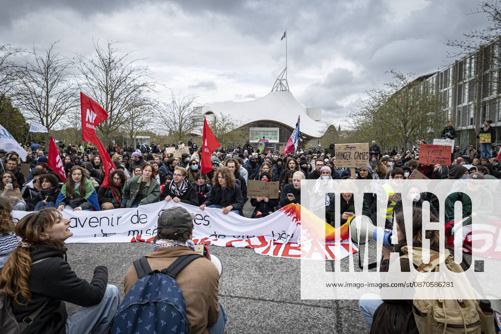 Lorraine, Metz: Once again, several hundred people are demonstrating in Metz, France, on Saturday—students, university students, labor unions, and Yellow Vests gathered at the Place de la République. From there, they marched through the city center to the Centre Pompidou Metz. Escorted by a heavy police presence, the demonstration proceeded peacefull Protest241026001