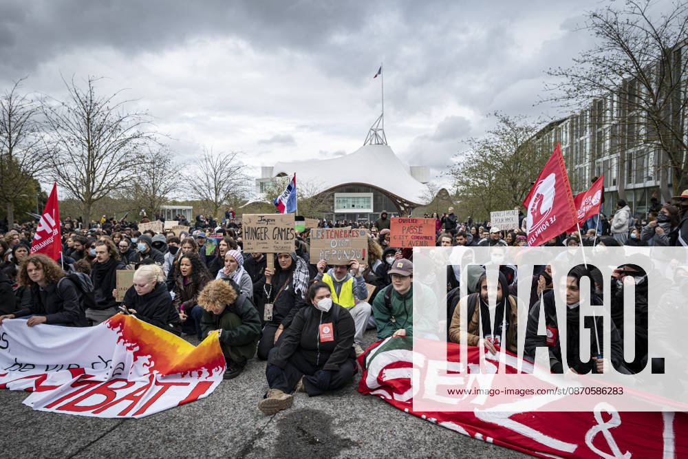 Lorraine, Metz: Once again, several hundred people are demonstrating in Metz, France, on Saturday—students, university students, labor unions, and Yellow Vests gathered at the Place de la République. From there, they marched through the city center to the Centre Pompidou Metz. Escorted by a heavy police presence, the demonstration proceeded peacefull Protest241026001