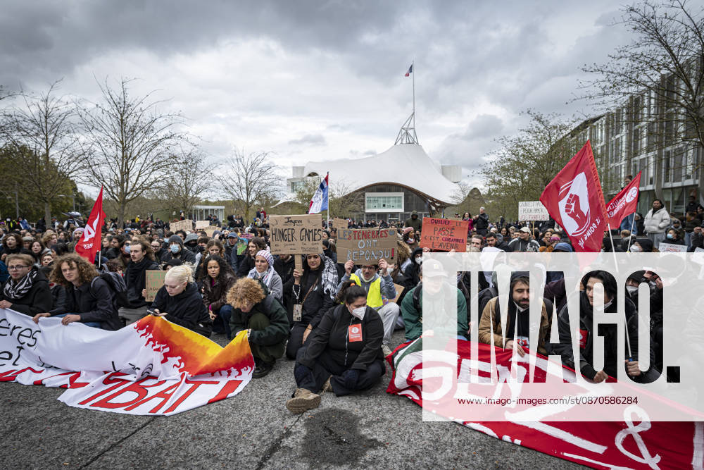 Lorraine, Metz: Once again, several hundred people are demonstrating in Metz, France, on Saturday—students, university students, labor unions, and Yellow Vests gathered at the Place de la République. From there, they marched through the city center to the Centre Pompidou Metz. Escorted by a heavy police presence, the demonstration proceeded peacefull Protest241026001