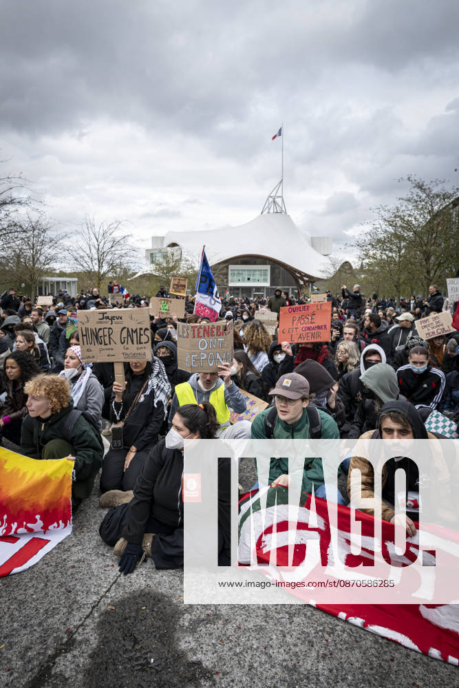 Lorraine, Metz: Once again, several hundred people are demonstrating in Metz, France, on Saturday—students, university students, labor unions, and Yellow Vests gathered at the Place de la République. From there, they marched through the city center to the Centre Pompidou Metz. Escorted by a heavy police presence, the demonstration proceeded peacefull Protest241026001
