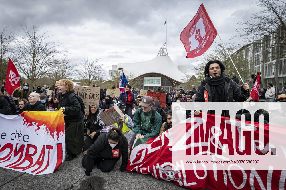 Lorraine, Metz: Once again, several hundred people are demonstrating in Metz, France, on Saturday—students, university students, labor unions, and Yellow Vests gathered at the Place de la République. From there, they marched through the city center to the Centre Pompidou Metz. Escorted by a heavy police presence, the demonstration proceeded peacefull Protest241026001