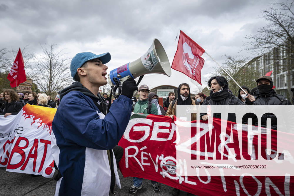 Lorraine, Metz: Once again, several hundred people are demonstrating in Metz, France, on Saturday—students, university students, labor unions, and Yellow Vests gathered at the Place de la République. From there, they marched through the city center to the Centre Pompidou Metz. Escorted by a heavy police presence, the demonstration proceeded peacefull Protest241026001
