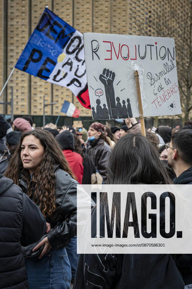 Lorraine, Metz: Once again, several hundred people are demonstrating in Metz, France, on Saturday—students, university students, labor unions, and Yellow Vests gathered at the Place de la République. From there, they marched through the city center to the Centre Pompidou Metz. Escorted by a heavy police presence, the demonstration proceeded peacefull Protest241026001