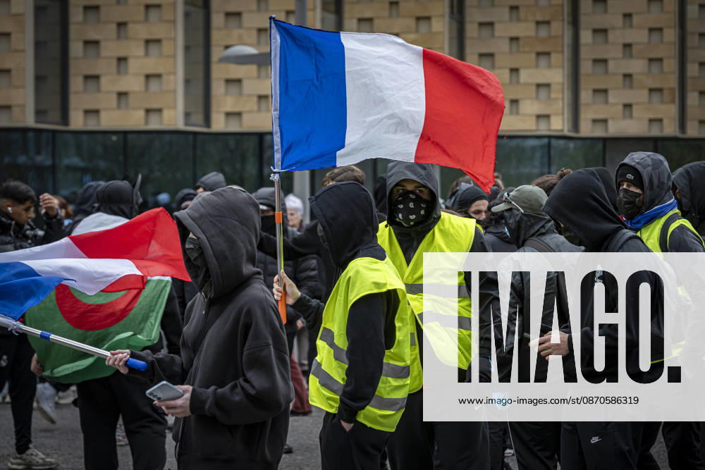 Lorraine, Metz: Once again, several hundred people are demonstrating in Metz, France, on Saturday—students, university students, labor unions, and Yellow Vests gathered at the Place de la République. From there, they marched through the city center to the Centre Pompidou Metz. Escorted by a heavy police presence, the demonstration proceeded peacefull Protest241026001