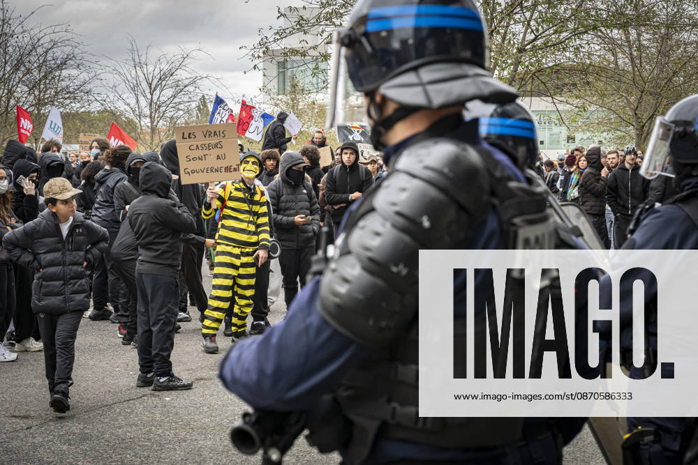 Lorraine, Metz: Once again, several hundred people are demonstrating in Metz, France, on Saturday—students, university students, labor unions, and Yellow Vests gathered at the Place de la République. From there, they marched through the city center to the Centre Pompidou Metz. Escorted by a heavy police presence, the demonstration proceeded peacefull Protest241026001