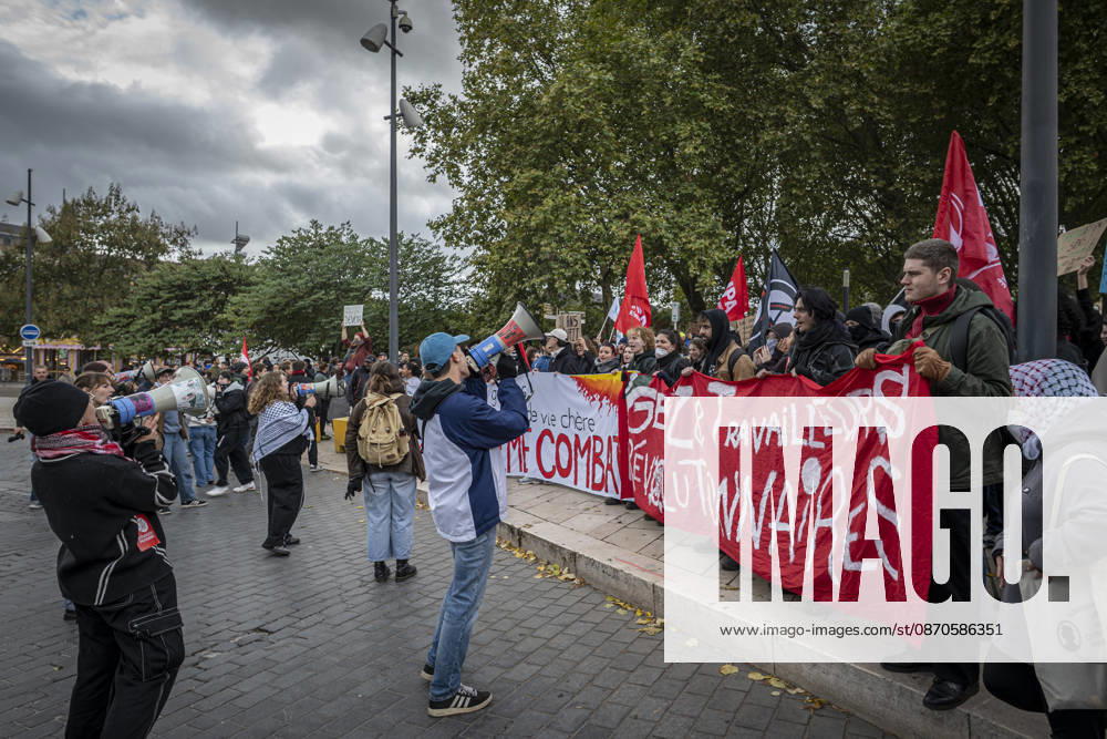 Lorraine, Metz: Once again, several hundred people are demonstrating in Metz, France, on Saturday—students, university students, labor unions, and Yellow Vests gathered at the Place de la République. From there, they marched through the city center to the Centre Pompidou Metz. Escorted by a heavy police presence, the demonstration proceeded peacefull Protest241026001