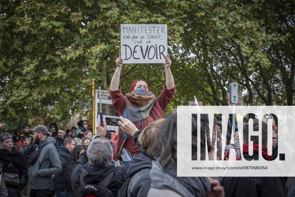 Lorraine, Metz: Once again, several hundred people are demonstrating in Metz, France, on Saturday—students, university students, labor unions, and Yellow Vests gathered at the Place de la République. From there, they marched through the city center to the Centre Pompidou Metz. Escorted by a heavy police presence, the demonstration proceeded peacefull Protest241026001
