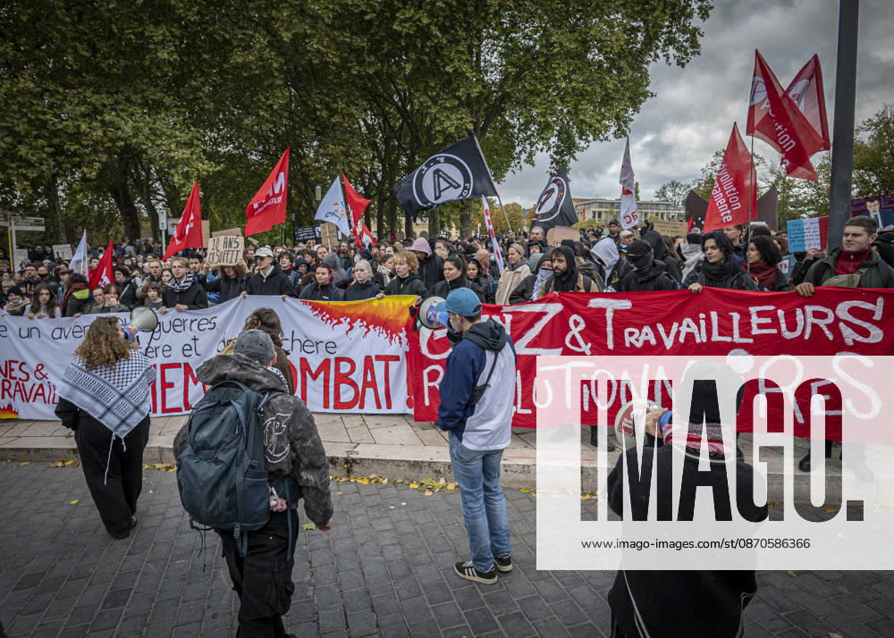 Lorraine, Metz: Once again, several hundred people are demonstrating in Metz, France, on Saturday—students, university students, labor unions, and Yellow Vests gathered at the Place de la République. From there, they marched through the city center to the Centre Pompidou Metz. Escorted by a heavy police presence, the demonstration proceeded peacefull Protest241026001
