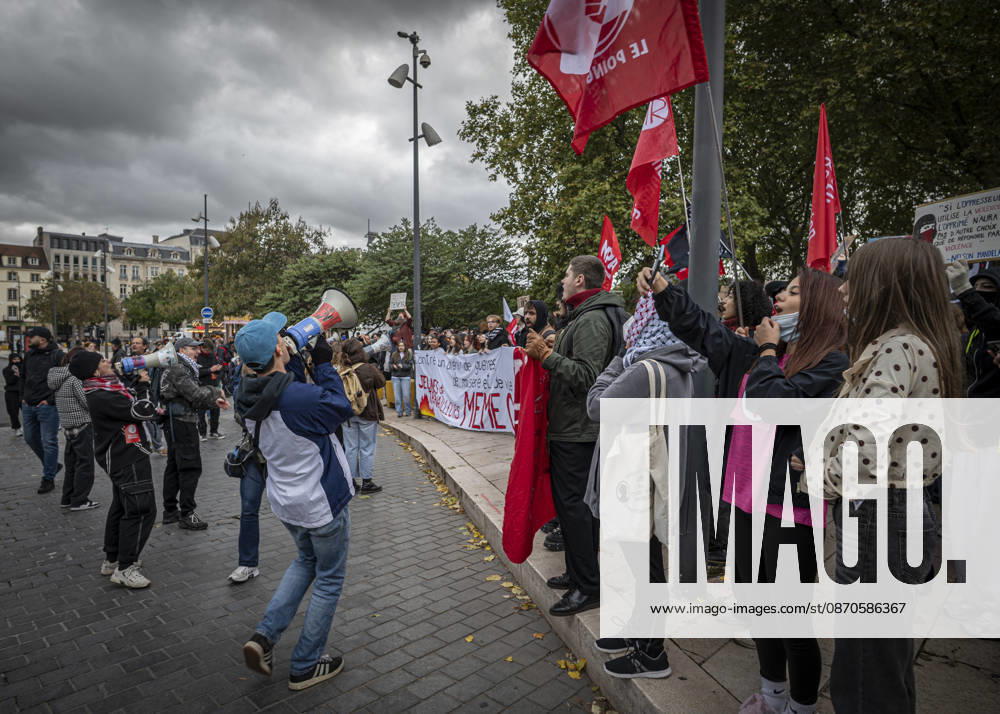 Lorraine, Metz: Once again, several hundred people are demonstrating in Metz, France, on Saturday—students, university students, labor unions, and Yellow Vests gathered at the Place de la République. From there, they marched through the city center to the Centre Pompidou Metz. Escorted by a heavy police presence, the demonstration proceeded peacefull Protest241026001