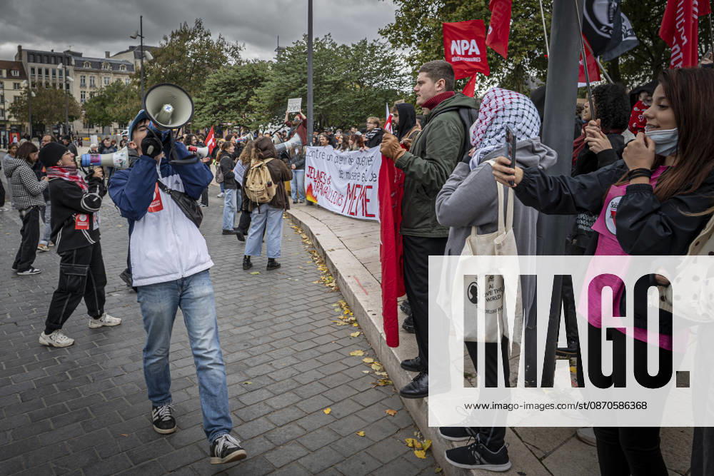 Lorraine, Metz: Once again, several hundred people are demonstrating in Metz, France, on Saturday—students, university students, labor unions, and Yellow Vests gathered at the Place de la République. From there, they marched through the city center to the Centre Pompidou Metz. Escorted by a heavy police presence, the demonstration proceeded peacefull Protest241026001