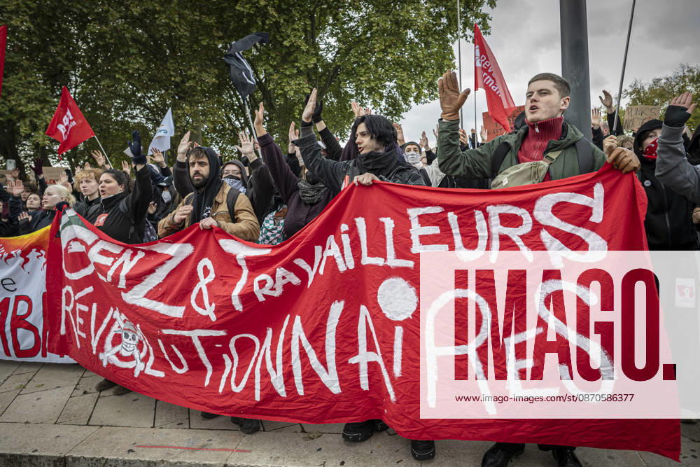 Lorraine, Metz: Once again, several hundred people are demonstrating in Metz, France, on Saturday—students, university students, labor unions, and Yellow Vests gathered at the Place de la République. From there, they marched through the city center to the Centre Pompidou Metz. Escorted by a heavy police presence, the demonstration proceeded peacefull Protest241026001