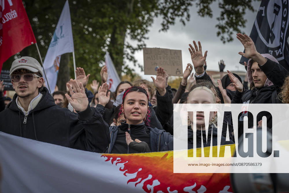 Lorraine, Metz: Once again, several hundred people are demonstrating in Metz, France, on Saturday—students, university students, labor unions, and Yellow Vests gathered at the Place de la République. From there, they marched through the city center to the Centre Pompidou Metz. Escorted by a heavy police presence, the demonstration proceeded peacefull Protest241026001